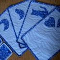 Tányéralátétek ráadással, Konyhafelszerelés, Otthon, lakberendezés, Edényalátét, Edényfogó, Patchwork, foltvarrás, Varrás, Világoskék alapon kék applikációval díszített alátét-készlet, különböző rátétekkel, sűrű tűzéssel.
4..., Meska