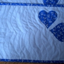 Tányéralátétek ráadással, Konyhafelszerelés, Otthon, lakberendezés, Edényalátét, Edényfogó, Patchwork, foltvarrás, Varrás, Világoskék alapon kék applikációval díszített alátét-készlet, különböző rátétekkel, sűrű tűzéssel.
4..., Meska
