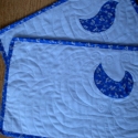 Tányéralátétek ráadással, Konyhafelszerelés, Otthon, lakberendezés, Edényalátét, Edényfogó, Patchwork, foltvarrás, Varrás, Világoskék alapon kék applikációval díszített alátét-készlet, különböző rátétekkel, sűrű tűzéssel.
4..., Meska