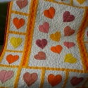 Napfényes szívek - kistakaró, Dekoráció, Otthon, lakberendezés, Baba-mama-gyerek, Lakástextil, Patchwork, foltvarrás, Varrás, Halványsárga alapra applikált mediterrán színű szívek, napfényes, ragyogó színhatás.
Gyermektakaróké..., Meska