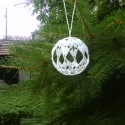 Horgolt gömb, Képzőművészet , Dekoráció, Karácsonyfadísz, Dísz, Horgolás, Ez a fehér horgolt gömb karácsonyfa dísze,éke, nagyon jól kiemeli a karácsonyfát.De nagyon szép piro..., Meska