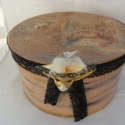 Elegáns doboz, Farsangi jelmez, kellék, Dekoráció, Dísz, Esküvői kellékek, Decoupage, szalvétatechnika, Festészet, Egyedi megoldású doboz hölgyek számára.Használható kincsek,bizsuk tárolására de akár kalapot is tart..., Meska