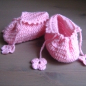 Rózsaszín horgolt babacipő, Baba-mama-gyerek, Ruha, divat, cipő, Cipő, papucs, Gyerekruha, Horgolás, Apró cipők apró lábakra. szép ajándék lehet kisbabáknak.

Puha babafonalból készült rózsaszín cipell..., Meska