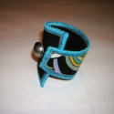 Karkötő Csuklópánt, Ékszer, óra, Karkötő, Újrahasznosított alapanyagból készült termékek, Patchwork, foltvarrás, Ezt a színes karkötőt többféle vászonból készítettem.Gumis a gombolása így több méretű csuklóra jó.
..., Meska