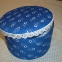DOBOZ KÉKFESTŐMINTÁS ÉS PÖTTYÖS, Baba-mama-gyerek, Otthon, lakberendezés, Húsvéti apróságok, Tárolóeszköz, A doboz 15 cm átmérőjű, kékfestő és pöttyös mintával készítettem.

Használhatod ékszerdoboznak, apró..., Meska