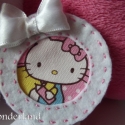 Hello Kitty bross, Ékszer, óra, Dekoráció, Bross, kitűző, Varrás, Ez az édes kis brosst Hello Kittys anyagból és fehér filcből készítettem. Szatén masnival díszítette..., Meska