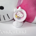 Hello Kitty bross, Ékszer, óra, Dekoráció, Bross, kitűző, Varrás, Ez az édes kis brosst Hello Kittys anyagból és fehér filcből készítettem. Szatén masnival díszítette..., Meska