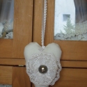 Romantikus szív, Otthon, lakberendezés, Dekoráció, Pamutvászon anyagból készült romantikus szív. 
Mérete: 18 cm + az akasztó, Meska
