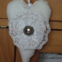Romantikus szív, Otthon, lakberendezés, Dekoráció, Pamutvászon anyagból készült romantikus szív. 
Mérete: 18 cm + az akasztó, Meska