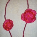Pink gyöngysor 2 kitűzővel, Ékszer, óra, Nyaklánc, Varrás, Gyönyörű pink színű gyöngysor, két darab kitűzővel, melyet kedvedre variálhatsz. Pink selyemből és n..., Meska