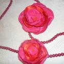 Pink gyöngysor 2 kitűzővel, Ékszer, óra, Nyaklánc, Varrás, Gyönyörű pink színű gyöngysor, két darab kitűzővel, melyet kedvedre variálhatsz. Pink selyemből és n..., Meska