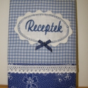 Receptes notesz - kékfestő, Dekoráció, Képeslap, album, füzet, Jegyzetfüzet, napló, naptár, A5-ös méretű notesz, melyre kékfestő és kockás anyagból varrtam borítót.
Szatén szalaggal, csipkével..., Meska