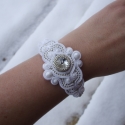 Snow White Karkötő, Ékszer, óra, Karkötő, Ékszerkészítés, Hófehér sujtás karkötőt készítettem swarovski rivolival és ezüst színű japán gyönggyel. Kitűnő esküv..., Meska