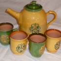 Teás készlet, Konyhafelszerelés, Magyar motívumokkal, Bögre, csésze, Kancsó , Kerámia, 4 személyes teás készlet. A nagy kancsó 2,5 l-es a bögrék 3 dl-esek.
A kancsóhoz tealevél tartó is t..., Meska