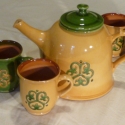 Teás készlet, Konyhafelszerelés, Magyar motívumokkal, Bögre, csésze, Kancsó , Kerámia, 4 személyes teás készlet. A nagy kancsó 2,5 l-es a bögrék 3 dl-esek.
A kancsóhoz tealevél tartó is t..., Meska