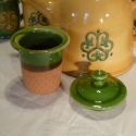 Teás készlet, Konyhafelszerelés, Magyar motívumokkal, Bögre, csésze, Kancsó , Kerámia, 4 személyes teás készlet. A nagy kancsó 2,5 l-es a bögrék 3 dl-esek.
A kancsóhoz tealevél tartó is t..., Meska