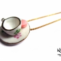*Nyaklánc* -Kávéscsésze rózsa macaronnal , Ékszer, óra, Játék, Nyaklánc, Nyaklánc egyenesen Párizsból. Sétáimon akadtam rá erre miniatűr porcelánkészletre, melyből nyaklánco..., Meska