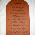 Házi áldás - kerámiatábla, Dekoráció, Otthon, lakberendezés, Dísz, Utcatábla, névtábla, Kerámia, Kőfaragás, Akasztható, csavarozható vagy falba építhető tábla.

Kb. 17 x 32 cm-es, homokfúvással mintázott kerá..., Meska