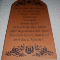 Kerámiatábla magyaros mintával, idézettel, Dekoráció, Otthon, lakberendezés, Dísz, Utcatábla, névtábla, Kerámia, Kőfaragás, Akasztható, csavarozható vagy falba építhető tábla.

Kb. 17 x 32 cm-es, homokfúvással mintázott kerá..., Meska