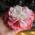 Nemezelt bross \"Bazsarózsa\", Ékszer, óra, Bross, kitűző, Ékszerkészítés, Nemezelés, Merinó gyapjúból  nemezelt virág bross.
Mérete:12 cm.
Kabátra, sálra, táskára nagyon szép kiegészítő..., Meska