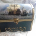 Hajósláda..., Dekoráció, Férfiaknak, Otthon, lakberendezés, Tárolóeszköz, Decoupage, szalvétatechnika, Festett tárgyak, A hajók, a tengerek... az utazások, és a történelem kedvelőinek...
Mérete: 20x13x16 cm, Meska