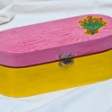 Mosolygós ajándék fadoboz , Ékszer, óra, Esküvő, Otthon, lakberendezés, Ékszertartó, Festészet, Decoupage, szalvétatechnika, Ezt a mosolygós fadobozt egyedi tervezés alapján akrilfestékkel pingáltam, lakkoztam.
A belseje is l..., Meska