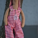 Kertésznadrágos nyuszi, Baba-mama-gyerek, Játék, Gyerekszoba, Baba-és bábkészítés, Zsugorka, Anikó nyuszi pamutszövetből készült,
kézi és gépi varrással. Az arca hímzéssel szépült. Kockás kerté..., Meska