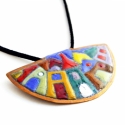 Hundertwasser - színes házikó medál (félkör) - tűzzománc ékszer, Ékszer, óra, Képzőművészet , Medál, Nyaklánc, Ékszerkészítés, Tűzzománc, Színes kis házikók, szabálytalan formában, egy félkörbe zárva.
Tűzzománc medál, mely teljes egészébe..., Meska