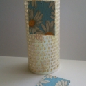 Kamillás füli, Ékszer, óra, Fülbevaló, Decoupage, szalvétatechnika, Ékszerkészítés, Szalvéta technikával készítettem ezt a fülit fa alapra.

Mérete 5 x 4 cm, Meska