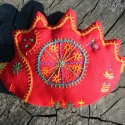 piros süni, Játék, Plüssállat, rongyjáték, Népi játék és hangszerkészítés, Hímzés, A süni hossza 14cm, magassága 11cm (a tüskéket is beleszámítva), súlya 23gr., Meska