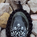 Kulcstartó, Magyar motívumokkal, Mindenmás, Kulcstartó, Csomózás, Horgolás, Népi motívumokkal díszített kő, víz és kopásálló lakkréteggel borítva.A követ makramé és horgolás fo..., Meska