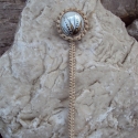 Könyvjelző, Képeslap, album, füzet, Könyvjelző, Csomózás, Horgolás, Kézzel festett üveglencse, amelyet egy horgolt sapka ölel át. A lencse mérete 2cm.
A könyvjelző szár..., Meska