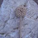 Könyvjelző, Képeslap, album, füzet, Könyvjelző, Csomózás, Horgolás, Kézzel festett üveglencse, amelyet egy horgolt sapka ölel át. A lencse mérete 2cm.
A könyvjelző szár..., Meska