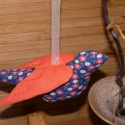 Virágos madárka, Baba-mama-gyerek, Dekoráció, Gyerekszoba, Baba-és bábkészítés, Varrás, A madárka
18cm hosszú és 7cm magas.
Sötétkék alapon virágok díszítik a testét  és hozzá narancsszín ..., Meska