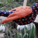 Virágos madárka, Baba-mama-gyerek, Dekoráció, Gyerekszoba, Baba-és bábkészítés, Varrás, A madárka
18cm hosszú és 7cm magas.
Sötétkék alapon virágok díszítik a testét  és hozzá narancsszín ..., Meska