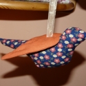 Virágos madárka, Baba-mama-gyerek, Dekoráció, Gyerekszoba, Baba-és bábkészítés, Varrás, A madárka
18cm hosszú és 7cm magas.
Sötétkék alapon virágok díszítik a testét  és hozzá narancsszín ..., Meska