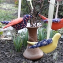 Virágos madárka, Baba-mama-gyerek, Dekoráció, Gyerekszoba, Baba-és bábkészítés, Varrás, A madárka
18cm hosszú és 7cm magas.
Sötétkék alapon virágok díszítik a testét  és hozzá narancsszín ..., Meska