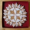 Mandala-Tulipántos-cseppes, Dekoráció, Esküvő, Ünnepi dekoráció, Mézeskalácssütés, Mézeskalácsból készült mandala, tulipánokkal körülrakva. Különleges ajándék névnapra, születés napra..., Meska