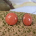 világos korall színű, kör alakú, mini, bedugós, tűzzománc fülbevaló, Ékszer, óra, Fülbevaló, Fémmegmunkálás, Tűzzománc, Kör alakú, mini, bedugós, egyedi készítésű tűzzománc fülbevaló. 
Egyszerű, dekoratív; tökéletes kieg..., Meska