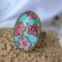 vidám ovál gyűrű apró mosolygó virágokkal, Ékszer, óra, Gyűrű, Decoupage, szalvétatechnika, Ékszerkészítés, Ezt a gyűrűt textil (pamut) és átlátszó, domború üveglencse felhasználásával készítettem.

A gyűrű (..., Meska