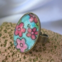 vidám ovál gyűrű apró mosolygó virágokkal, Ékszer, óra, Gyűrű, Decoupage, szalvétatechnika, Ékszerkészítés, Ezt a gyűrűt textil (pamut) és átlátszó, domború üveglencse felhasználásával készítettem.

A gyűrű (..., Meska