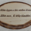 Házi Áldás-fára égetett-Esküvőre nászajándéknak is egyedi , Mérete: 12cm X 18 cm átmérőjű 

Akasztó van a háto...