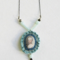 Marie Antoinette medálos lánc, Ékszer, óra, Bross, kitűző, Horgolt medál, középen vékony vászonra nyomott képpel.Gyapjúval kitömve.
Hosszú réz láncon, gyöngyök..., Meska