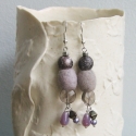 Lila köd - Pompomdesign fülbevaló fülbevaló, Ékszer, óra, Fülbevaló, Nemezbogyós fülbevaló, fém, műanyag és üveggyöngyökkel díszítve.

Színek: lila, grafit szürke, ezüst..., Meska