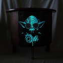 REKREDENC - Asztalka, fluoreszkáló Yoda mozaik mintával, Bútor, Otthon, lakberendezés, Dekoráció, Asztal, Üvegművészet, Félköríves asztalka, fluoreszkáló mozaikkal díszítve. Fülhallgatós Yoda mintával.
Méretek:
Szélesség..., Meska