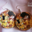 Klimt csók c. fülbevaló, Ékszer, óra, Fülbevaló, Famegmunkálás, Decoupage, szalvétatechnika, 4 cm átmérőjű fa korongra készült fülbevaló. Klimt csók című alkotása található rajta. Decoupage tec..., Meska