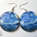 Van Gogh Csillagos éj c. fülbevaló, Ékszer, óra, Ruha, divat, cipő, Fülbevaló, Famegmunkálás, Decoupage, szalvétatechnika, 4cm átmérőjű fa korongra készült fülbevaló.

Vincent van gogh csillagos éj című alkotása található r..., Meska