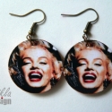 Marilyn Monroe fülbevaló, Ékszer, óra, Fülbevaló, Famegmunkálás, Decoupage, szalvétatechnika, 3 cm átmérőjű fa korongra készült fülbevaló.

Marilyn Monroe-t ábrázoló  fülbevaló.

Decoupage techn..., Meska