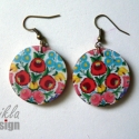 Kalocsai mintás fülbevaló, Ékszer, óra, Fülbevaló, Famegmunkálás, Decoupage, szalvétatechnika, 3 cm átmérőjű fa korongra készült fülbevaló.

Kalocsai mintás fülbevaló.

Decoupage technikával kész..., Meska