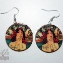 Mucha fülbevaló, Ékszer, óra, Fülbevaló, Famegmunkálás, Decoupage, szalvétatechnika, 3 cm átmérőjű fa korongra készült fülbevaló.

Alfons Mucha egyik alkotásának részlete található rajt..., Meska